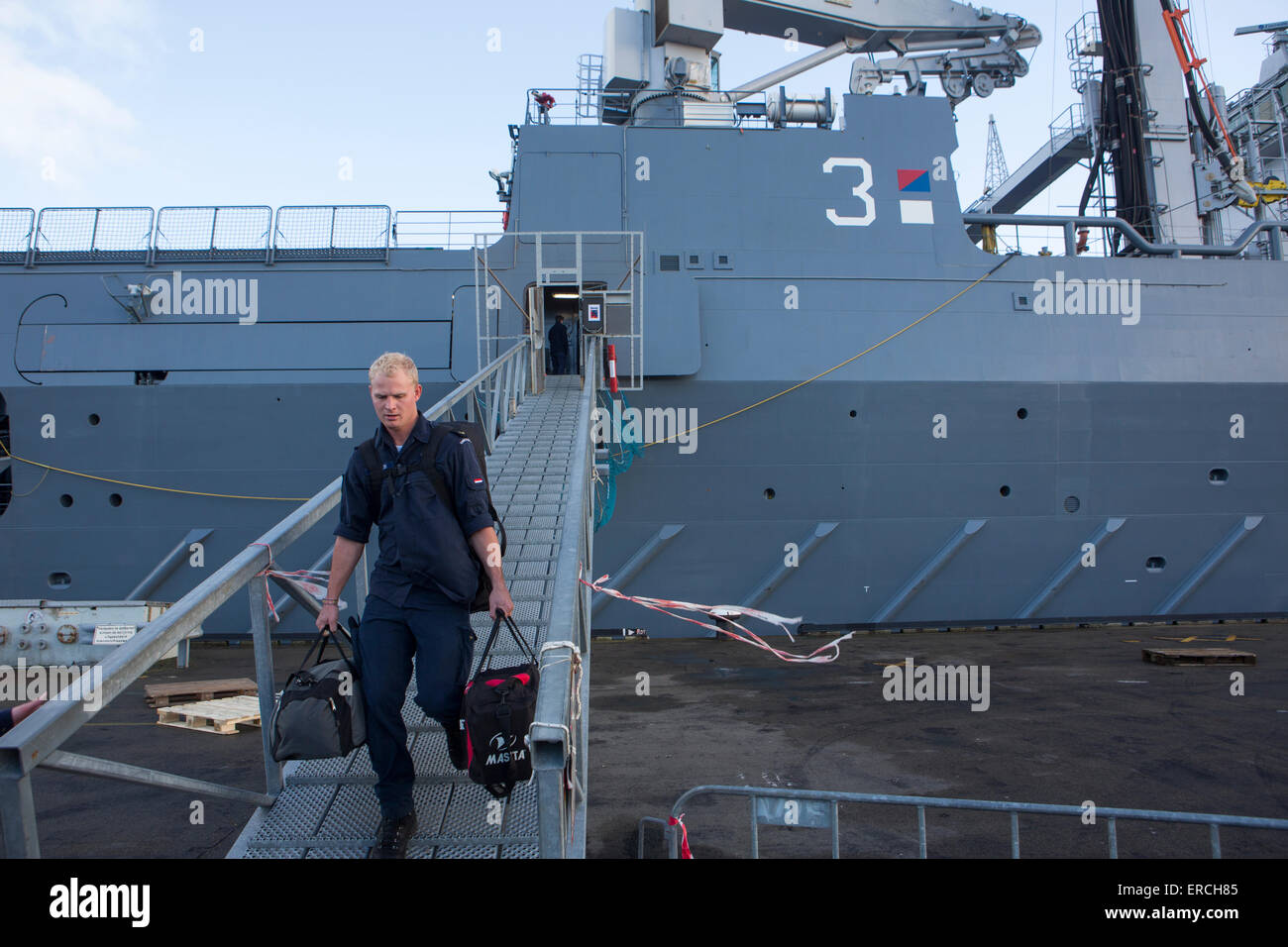 Niederländische Marine (gemeinsame Unterstützung Schiff) Schiff KAREL DOORMAN im Hafen von Den Helder, Niederlande angekommen Stockfoto