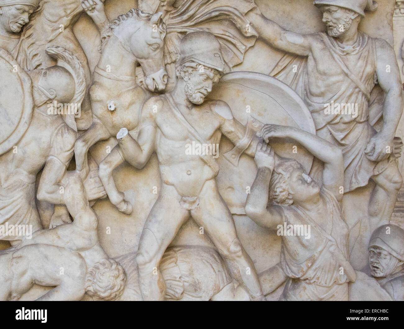 Antike römische Kampfszenen aus dem Sarkophag der Heiligen Helena. Stockfoto