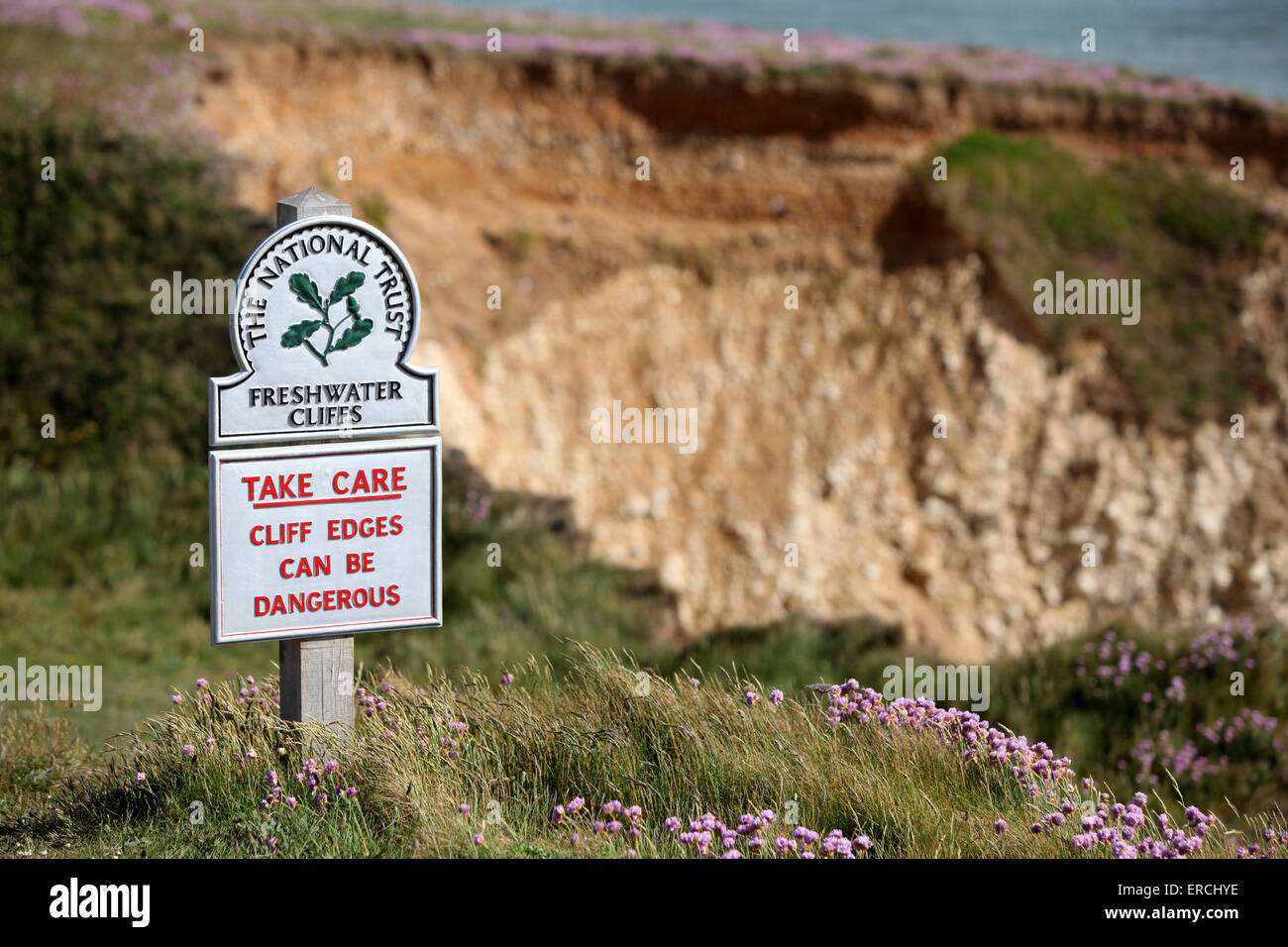 Schild am Süßwasser Klippen und Freshwater Bay Warnung Klippen kann gefährlich sein. Stockfoto