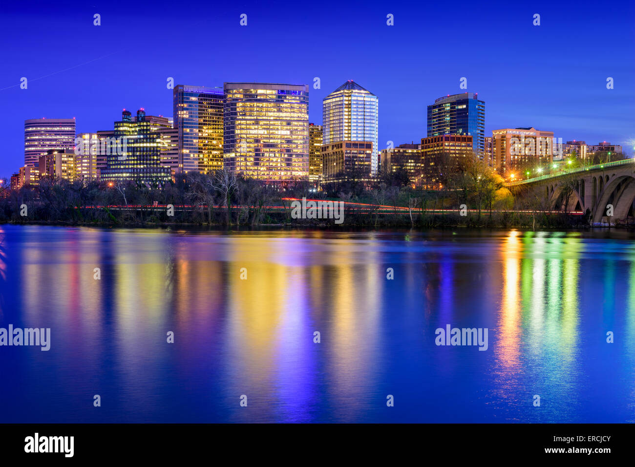 Rosslyn, Arlington, Virginia, USA Skyline der Stadt auf dem Potomac River. Stockfoto