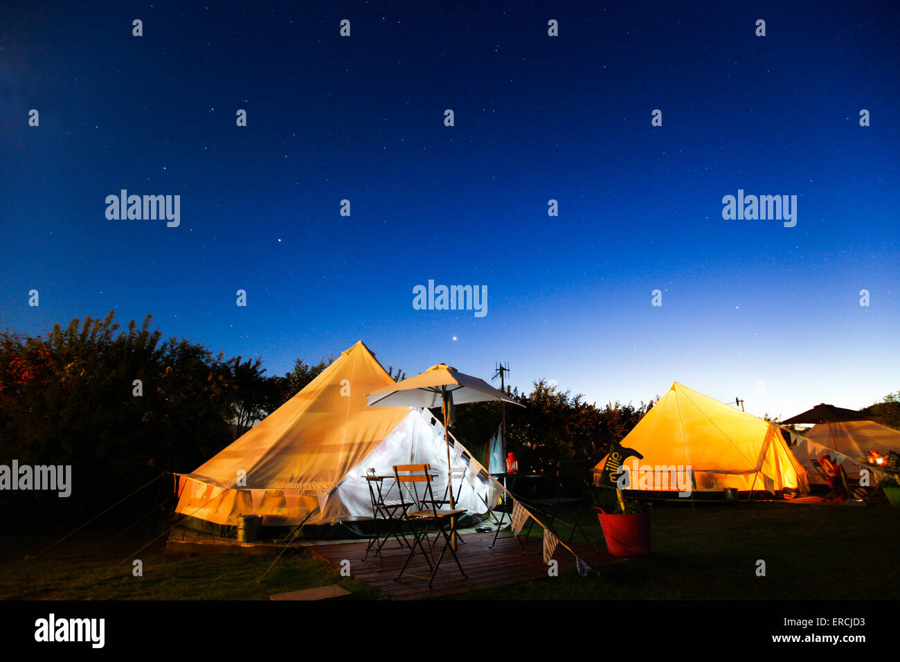 Glamping camping unter den Sternen in einem traditionellen Zelt der Glocke in Bembridge auf der Isle Of Wight Stockfoto