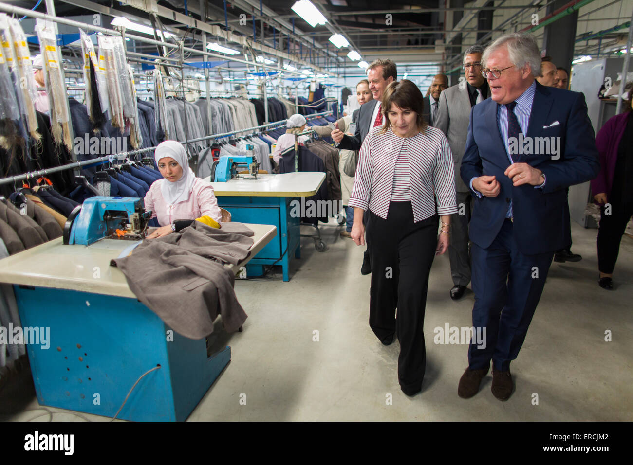 Niederländische Minister des Handels & Entwicklungs Hilfe Lilianne Ploumen Besuch Alwin van Gils Direktor der Fabrik die Macher in Kleidung Stockfoto
