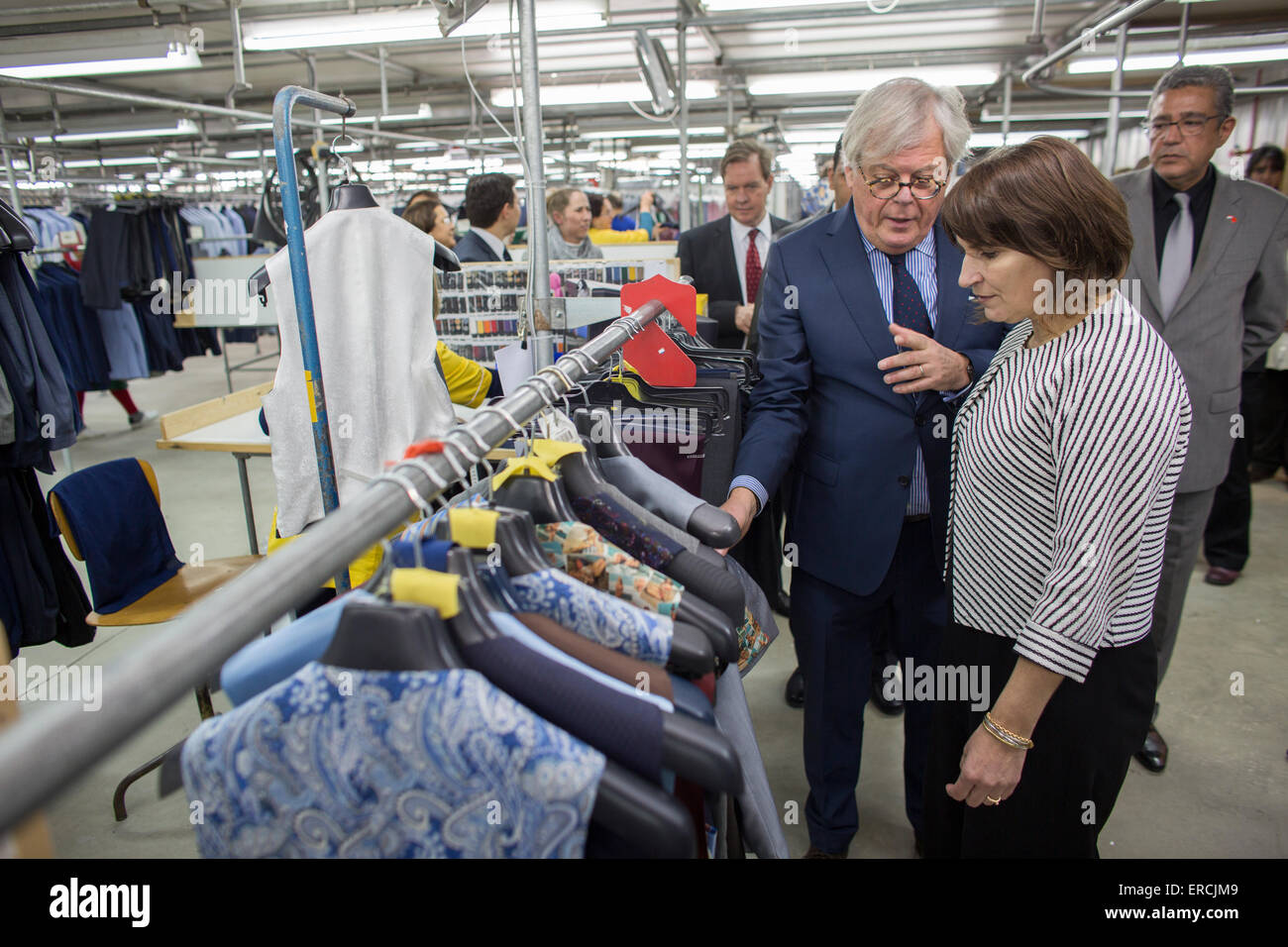 Niederländische Minister des Handels & Entwicklungs Hilfe Lilianne Ploumen Besuch Alwin van Gils Direktor der Fabrik die Macher in Kleidung Stockfoto