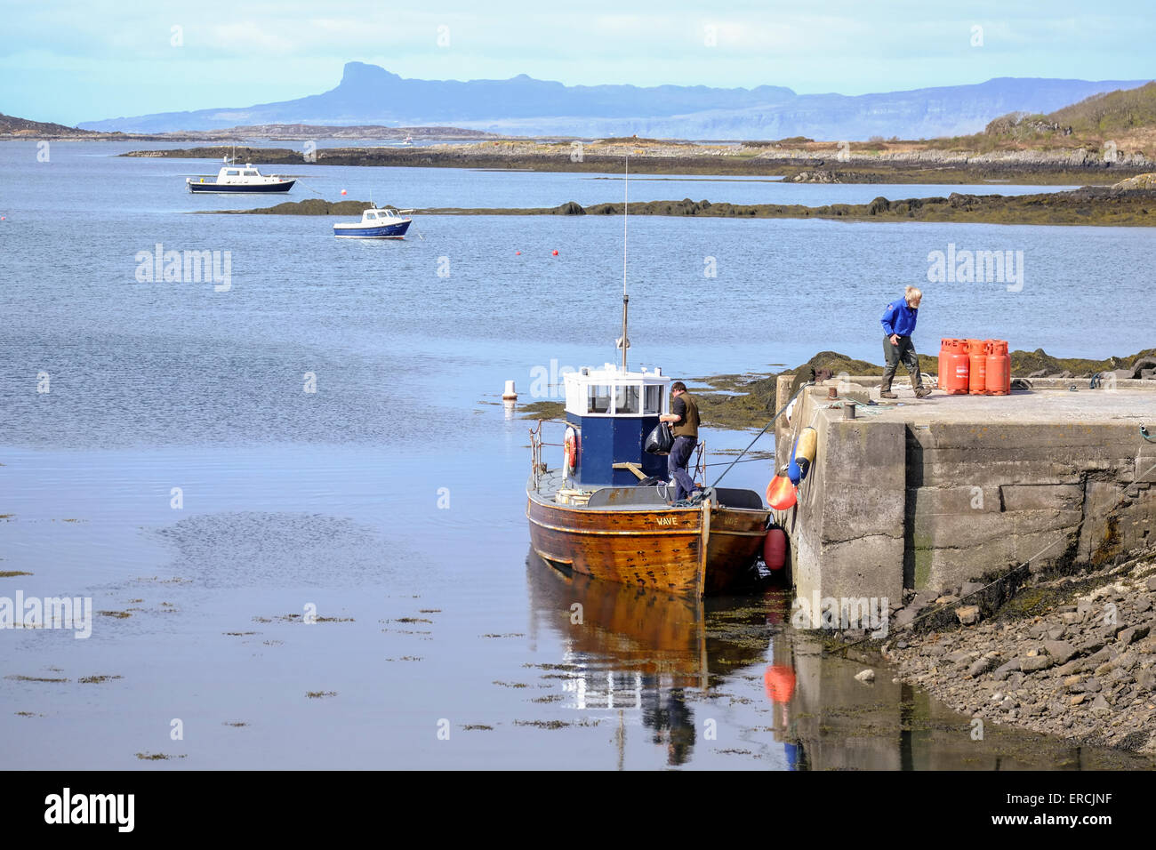 Arisaig, Schottland: Einen kleinen Vorrat Boot anschickt, Arisaig für Isle Muck zu verlassen Stockfoto