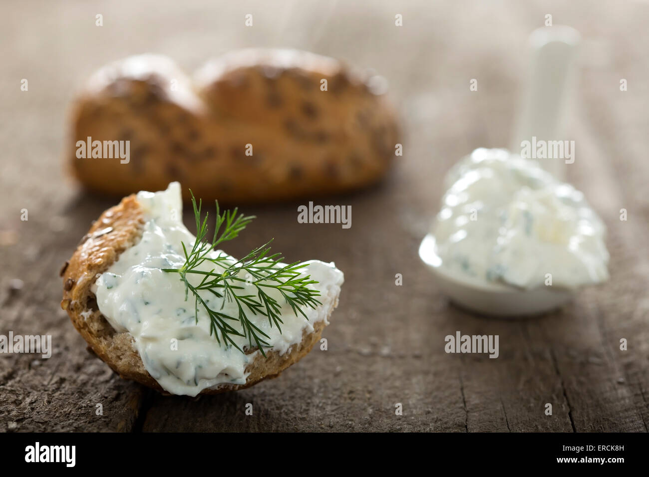 Feta-Käse mit Dill auf ein Stück Brot verteilt Stockfoto