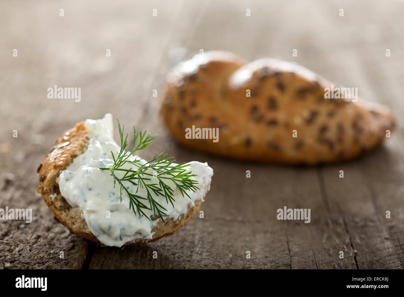 Feta-Käse mit Dill auf ein Stück Brot verteilt Stockfoto