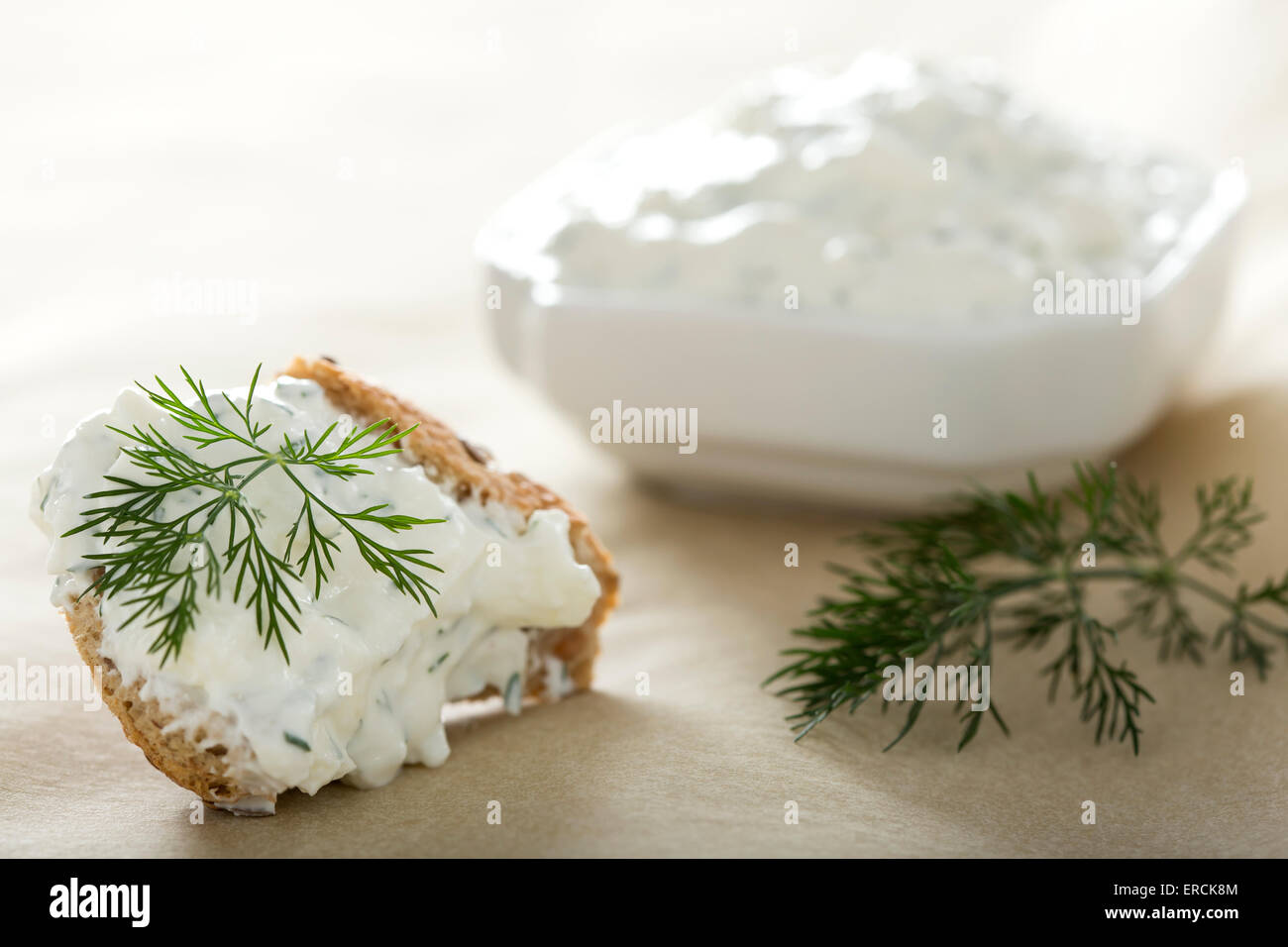 Feta-Käse mit Dill auf ein Stück Brot verteilt Stockfoto