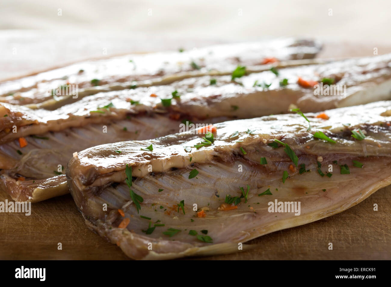Rohe Makrele ist bereit für das Kochen mit Gemüse Stockfoto