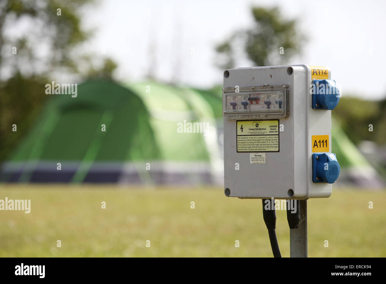 Elektrischer Anschluss Power-Point auf einem Campingplatz in Großbritannien verwendet von Wohnwagen und Zelte Stockfoto