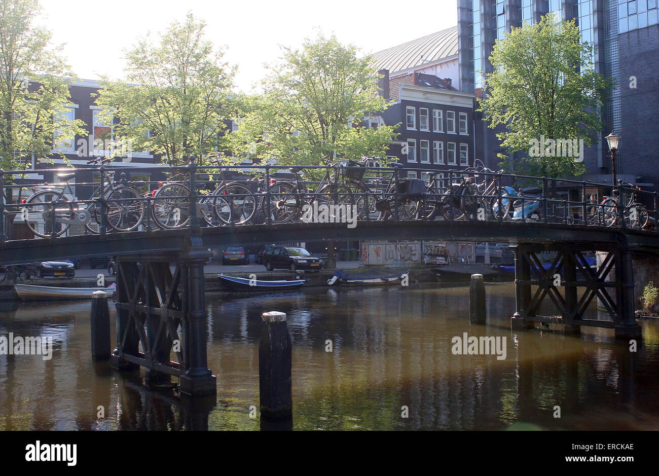 Viele Fahrräder parken auf einer alten gusseisernen Brücke am Nieuwe Achtergracht Kanal, Amsterdam, Niederlande Stockfoto