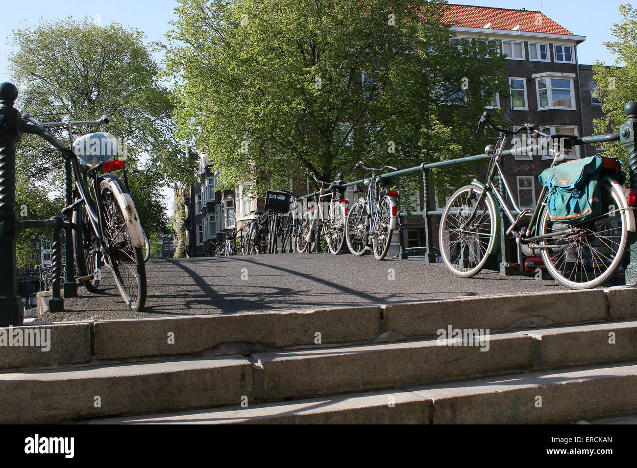 Viele Fahrräder parken auf einer alten gusseisernen Brücke am Nieuwe Achtergracht Kanal, Amsterdam, Niederlande Stockfoto