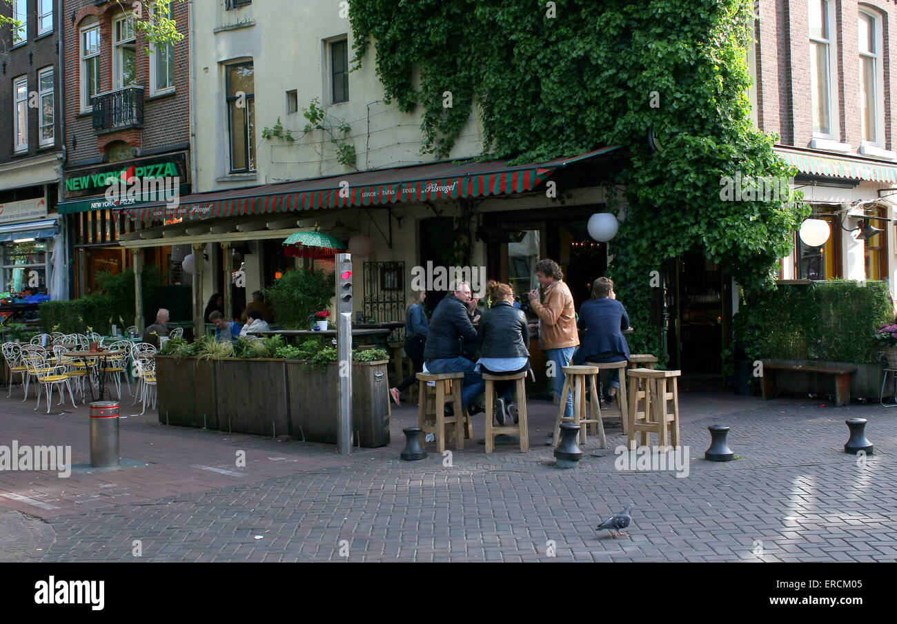 Amsterdam-Einheimische genießen das Leben auf der Terrasse bei Gerard Douplein, Bezirk de Pijp, Amsterdam Stockfoto