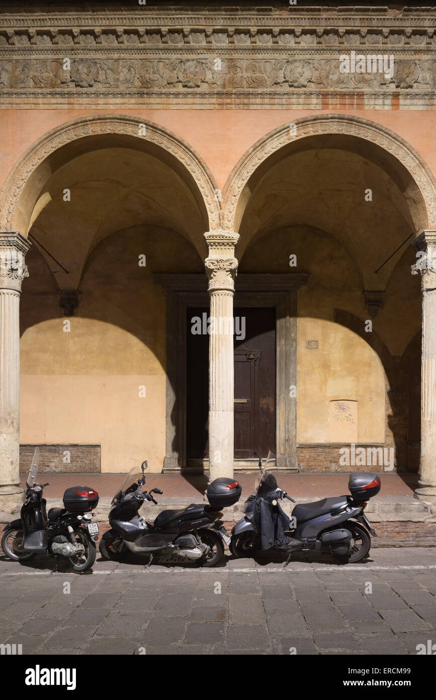 Roller (Motorräder) und Bögen in Bologna-Italien. Stockfoto