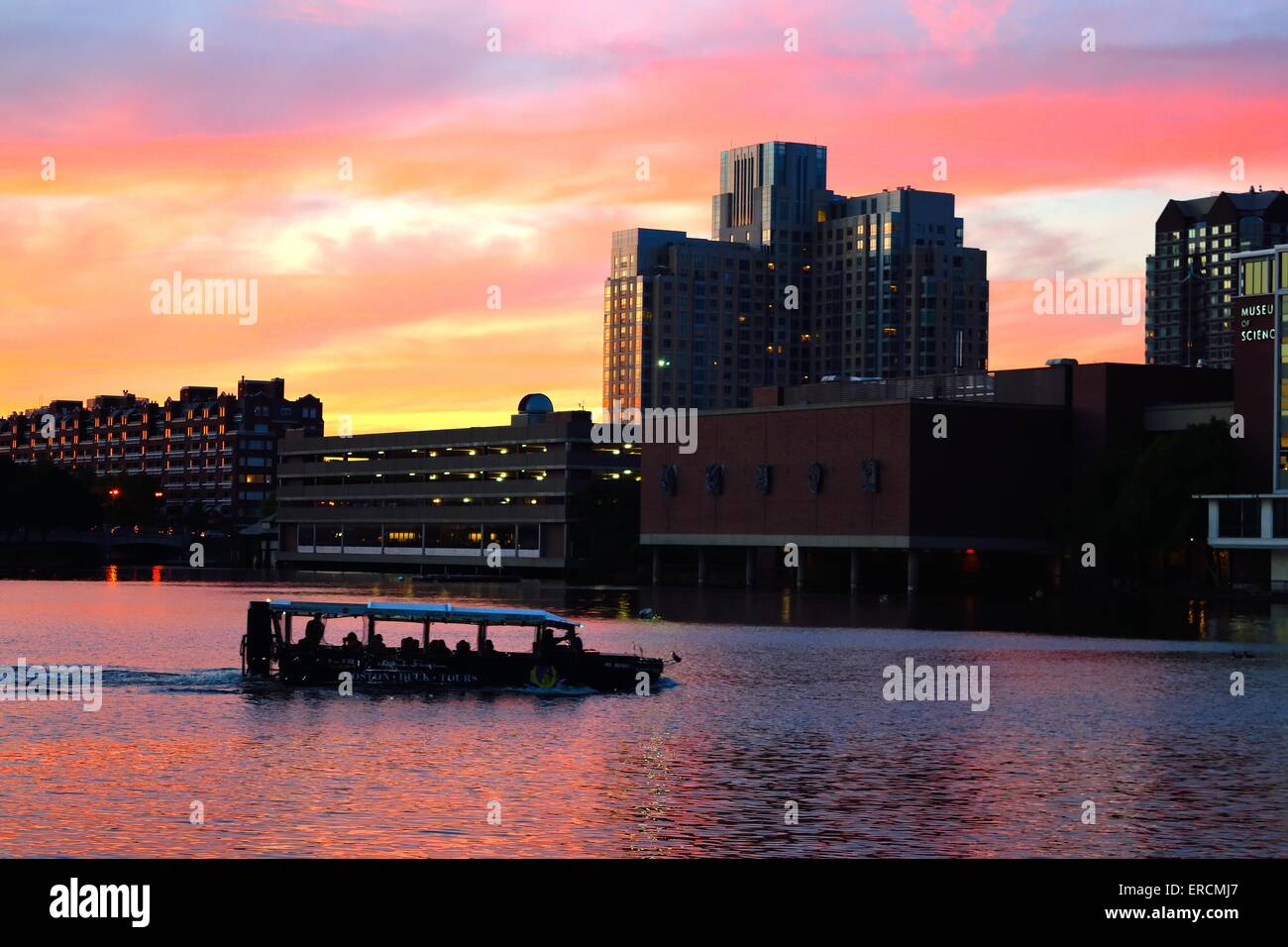 Ente-Boote in den Charles River, Boston, MA durch das Museum of Science Stockfoto