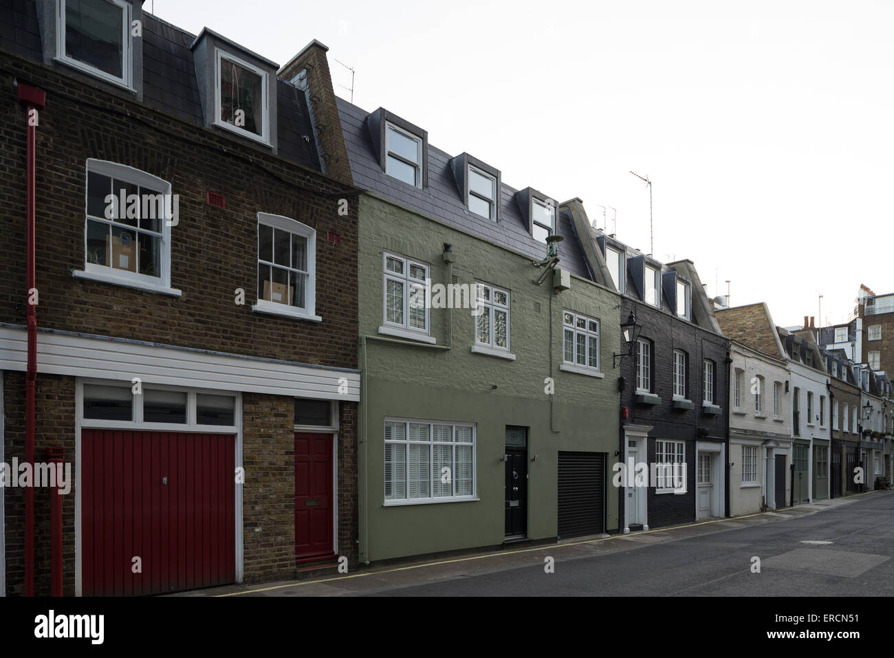 Reihe von malerischen englischen Häusern in Westminster, London. Stockfoto