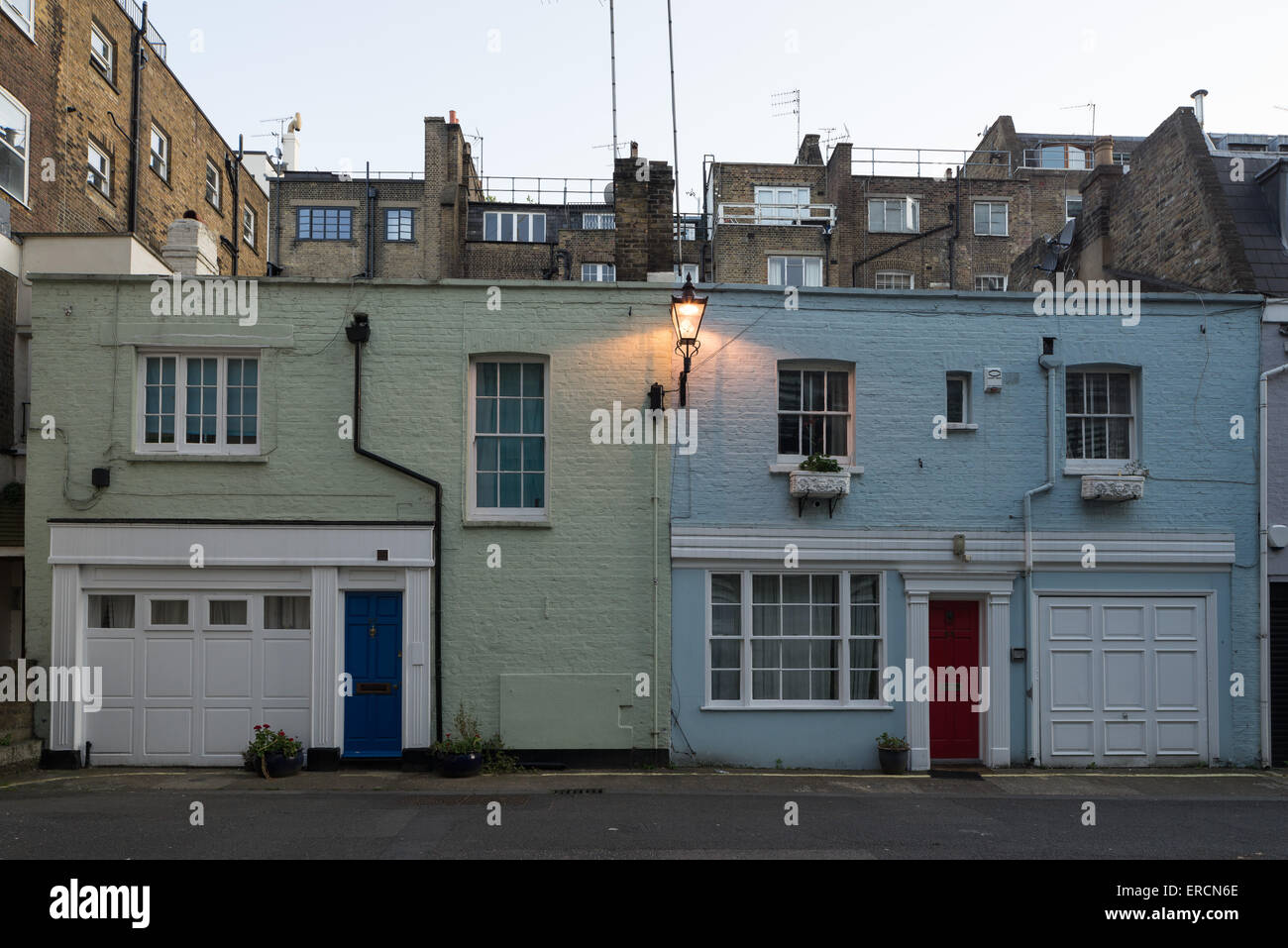 Reihe von malerischen englischen Häusern in Westminster, London. Stockfoto