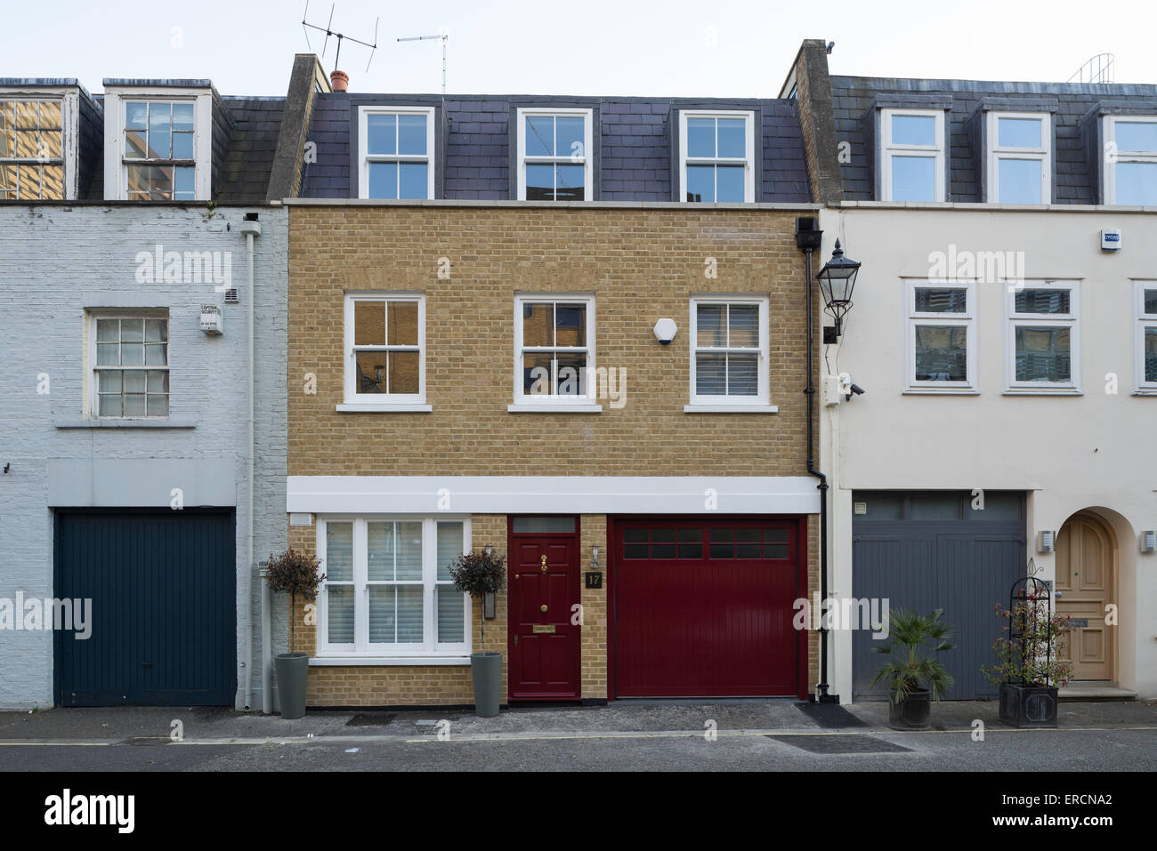 Reihe von malerischen englischen Häusern in Westminster, London. Stockfoto