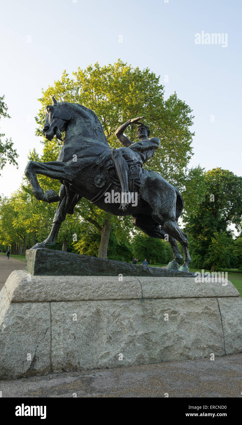 Körperliche Energie. Bronze-Skulptur des englischen Künstlers George Frederic Watts. Das Hotel liegt in Kensington Gardens, London. Stockfoto