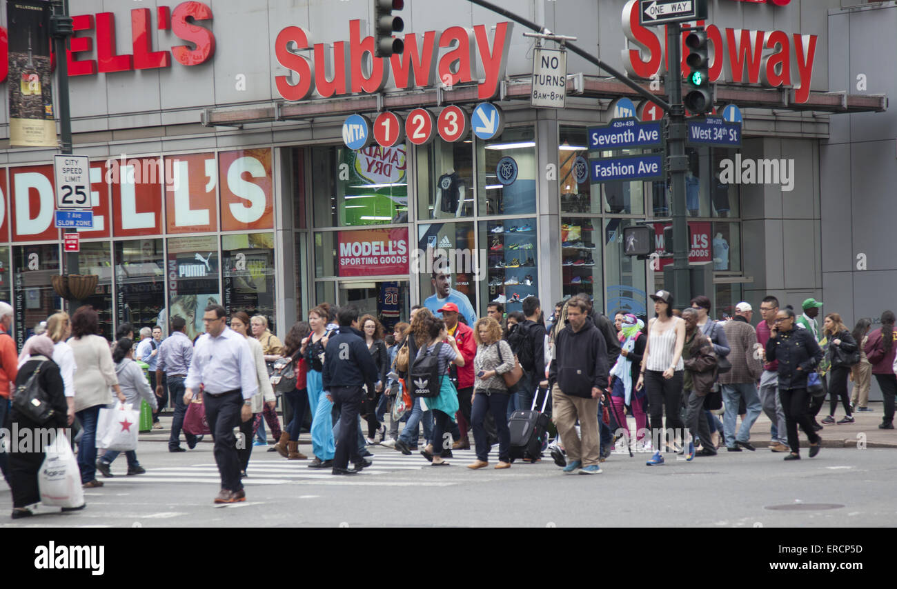 Es gibt immer Massen auf die Straße an der 7th Avenue und 34th Street in New York City. Stockfoto