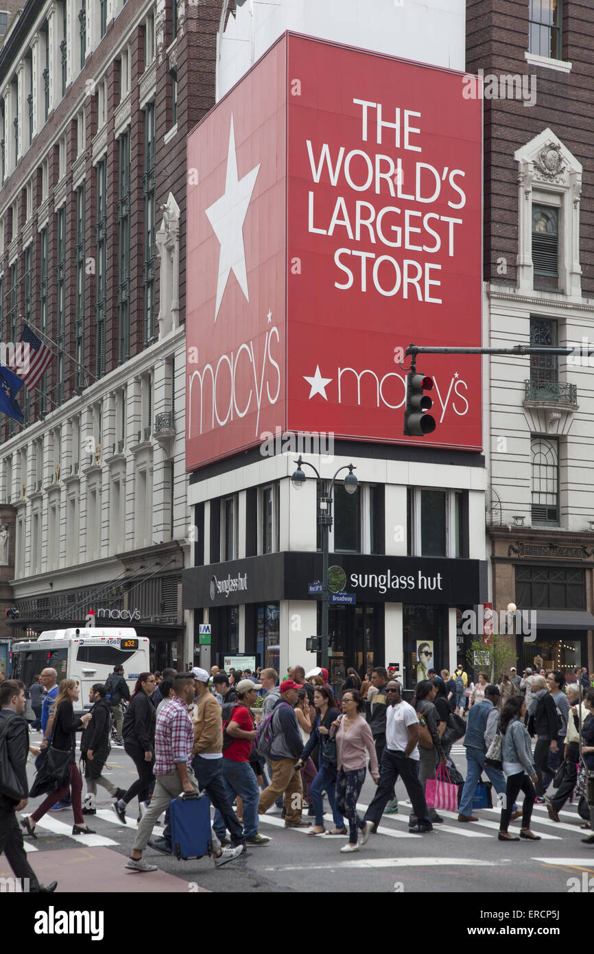 Die Straße ist immer voll mit Käufern am 34th St. & Broadway von Macy's in New York City. Stockfoto