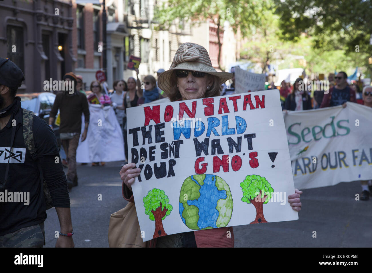 Protestmarsch gegen Monsanto, gentechnisch veränderte Lebensmittel und den Angriff des Unternehmens auf ein „Verbraucherrecht auf Wissen“. Stockfoto