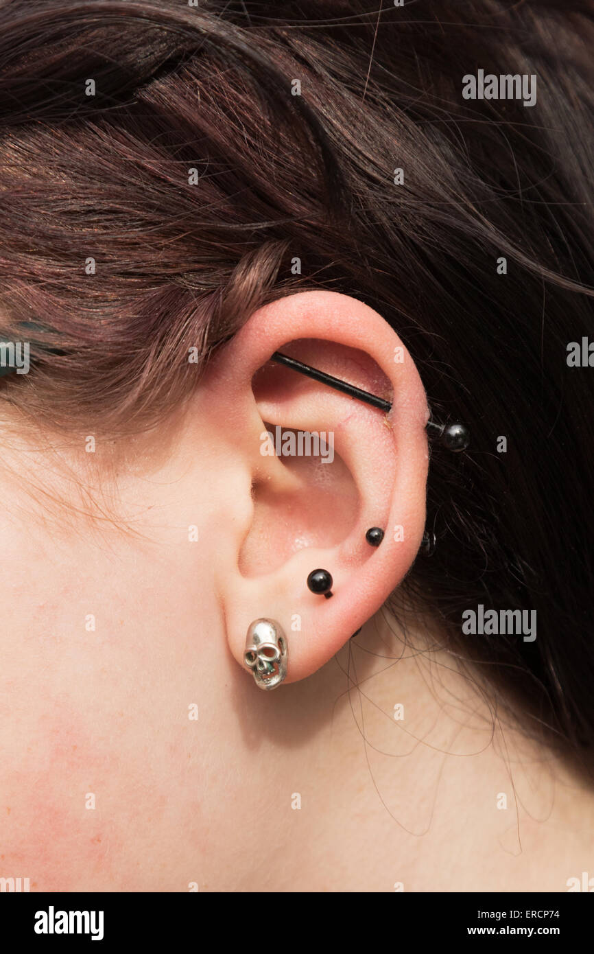 Nahaufnahme einer Frau mit mehreren Ohr Piercings, UK Stockfoto