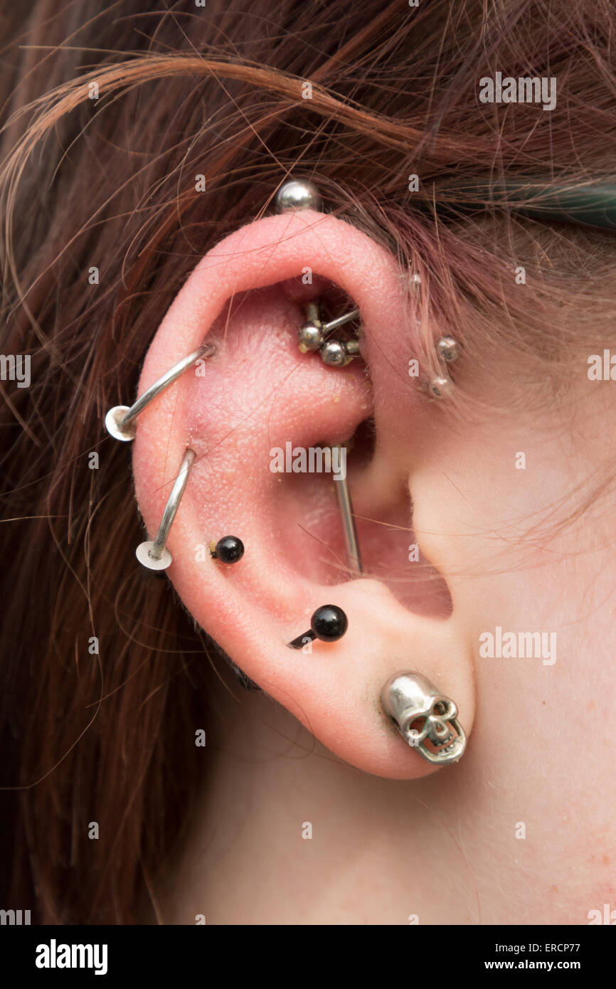 Nahaufnahme von mehreren Ohr Piercings (9), in einer Frau, UK Stockfoto