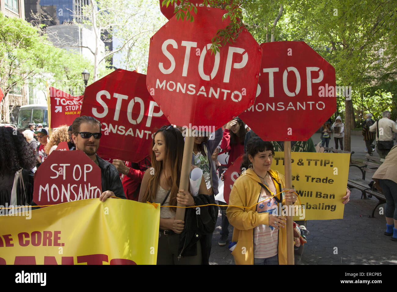 Protestmarsch gegen Monsanto, gentechnisch veränderte Lebensmittel und den Angriff des Unternehmens auf ein „Verbraucherrecht auf Wissen“. Stockfoto