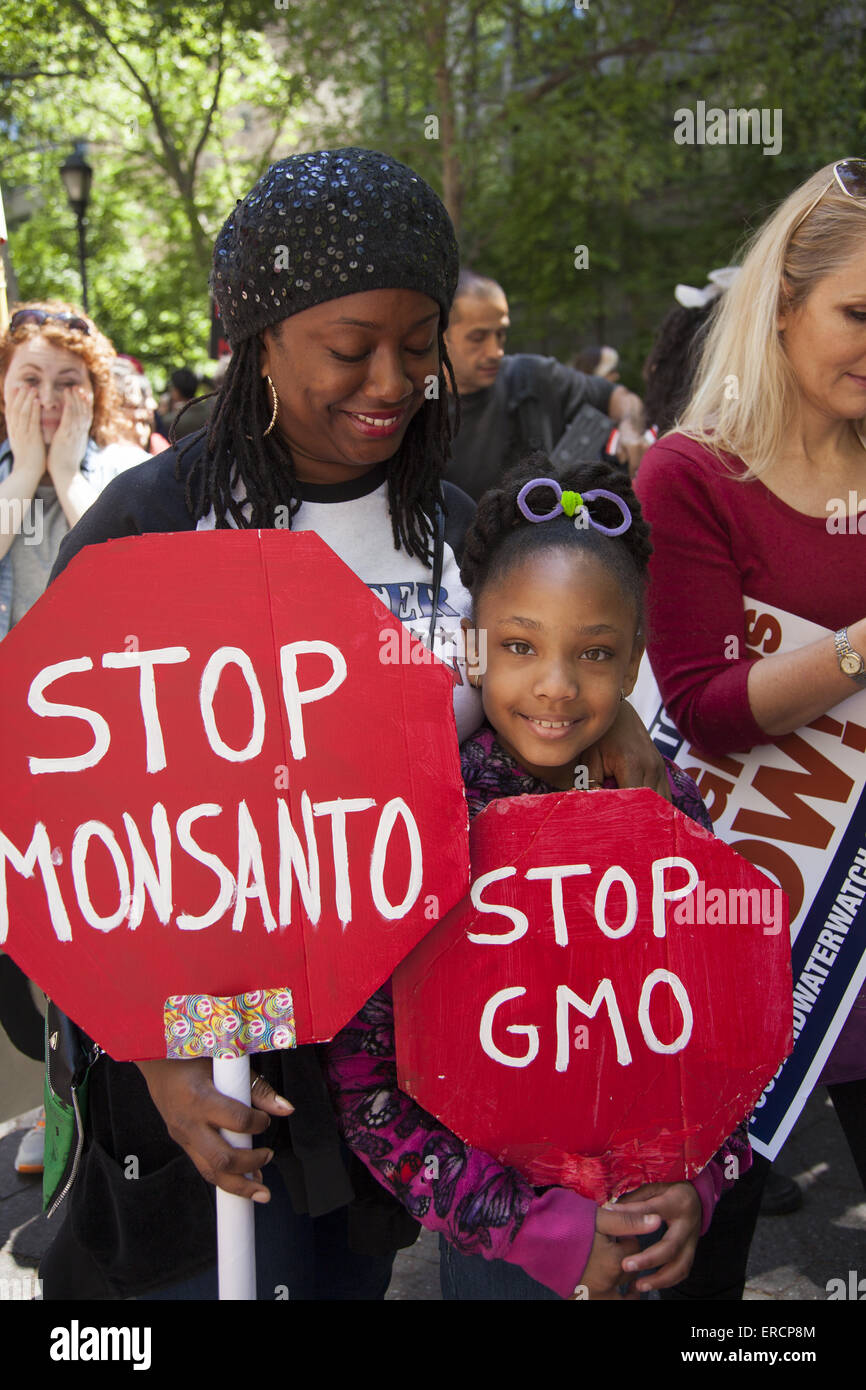 Protestmarsch gegen Monsanto, gentechnisch veränderte Lebensmittel und die Firma Angriff auf ein "Verbraucher, Recht zu wissen." Stockfoto