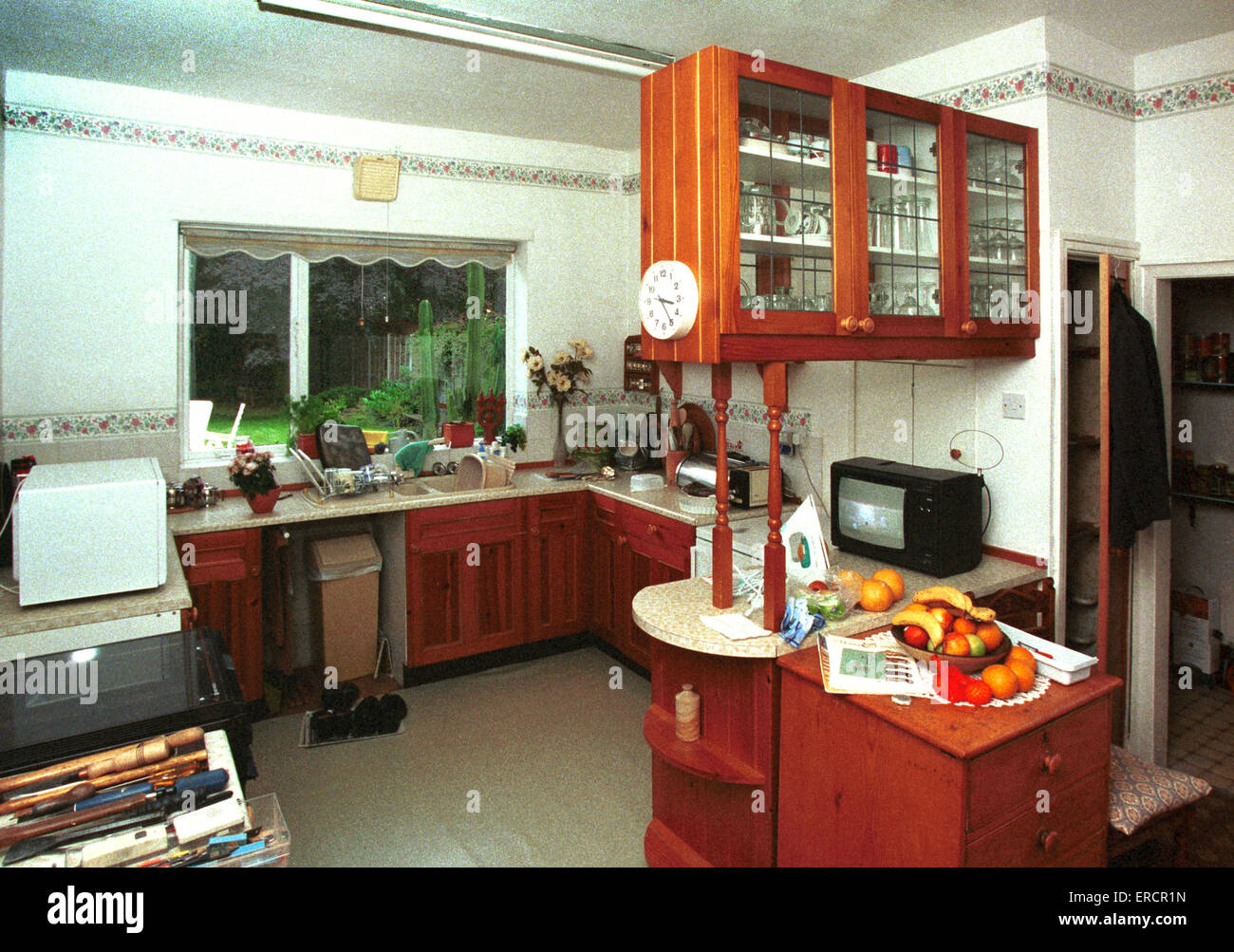 Hauptverbesserungen, alte altmodische Küche mit Kiefer Schränke modernisierungsbedürftig Stockfoto