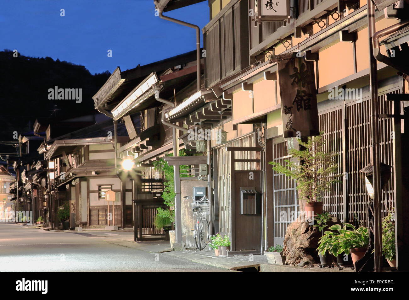 TAKAYAMA, JAPAN-Oktober 10: Traditionelle Häuser Flanke einer Straße in der Altstadt in der Nacht-Dämmerung. Takayama-Gifu-Chubu-Japan. Stockfoto