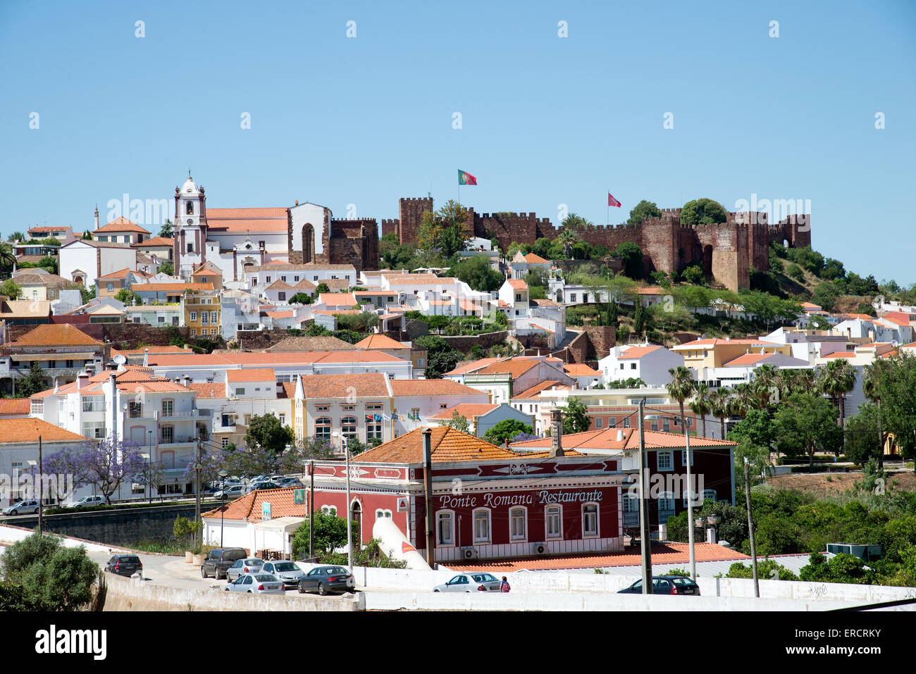 Burg von Silves auf einem Hügel mit Blick auf die Stadt in der Algarve in Südportugal Stockfoto