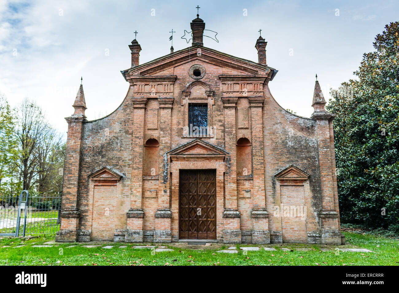 Brickwall facade of a XVII century , church dedicated to Our Lady of Conception in the village of Belricetto near Ravenna in the countryside of Emilia Romagna in Northern Italy: its building began in 1686 Stockfoto