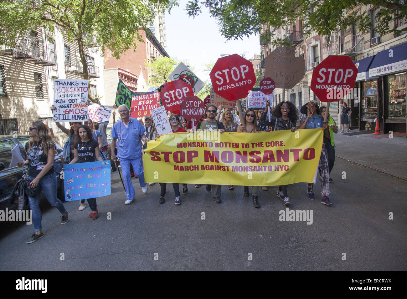 Protestmarsch gegen Monsanto, gentechnisch veränderte Lebensmittel und die Firma Angriff auf ein "Verbraucher, Recht zu wissen." Stockfoto