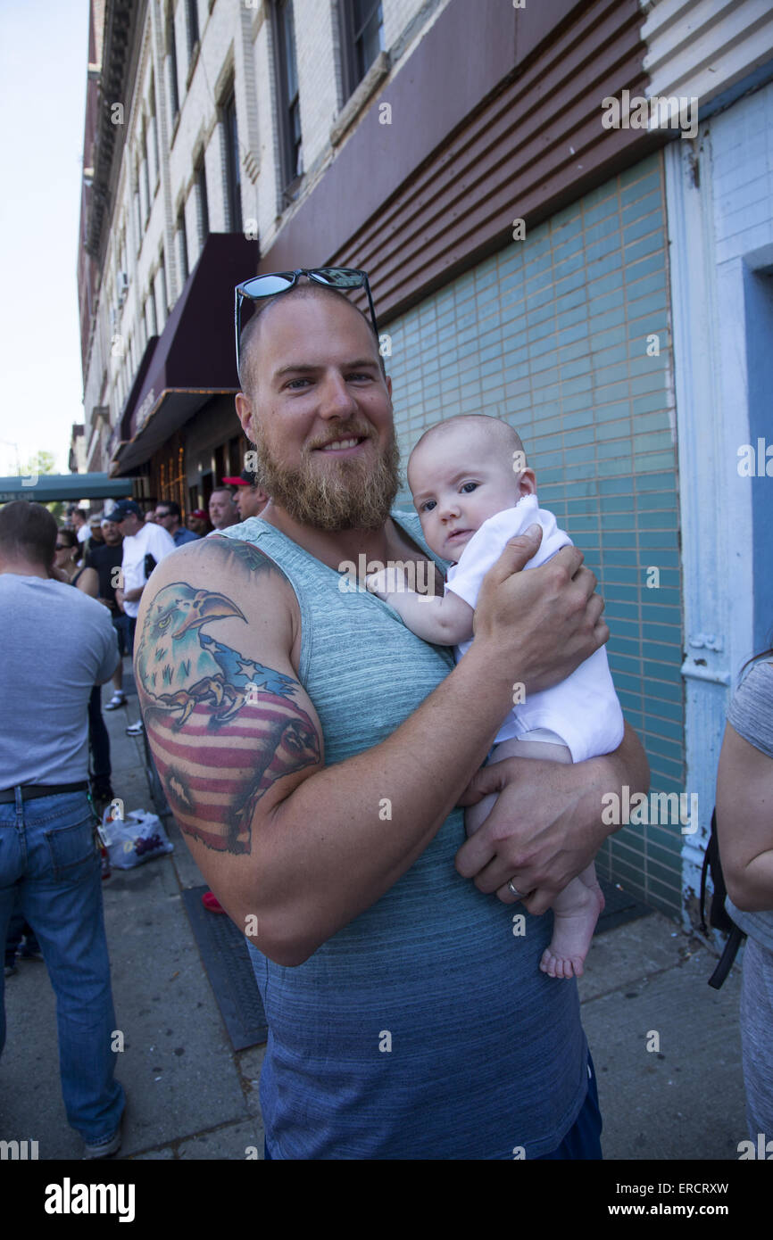 Vater mit seinem 6 Wochen alten neugeborenen Mädchen auf der Memorial Day Parade in Bay Ridge, Brooklyn, NY. Stockfoto