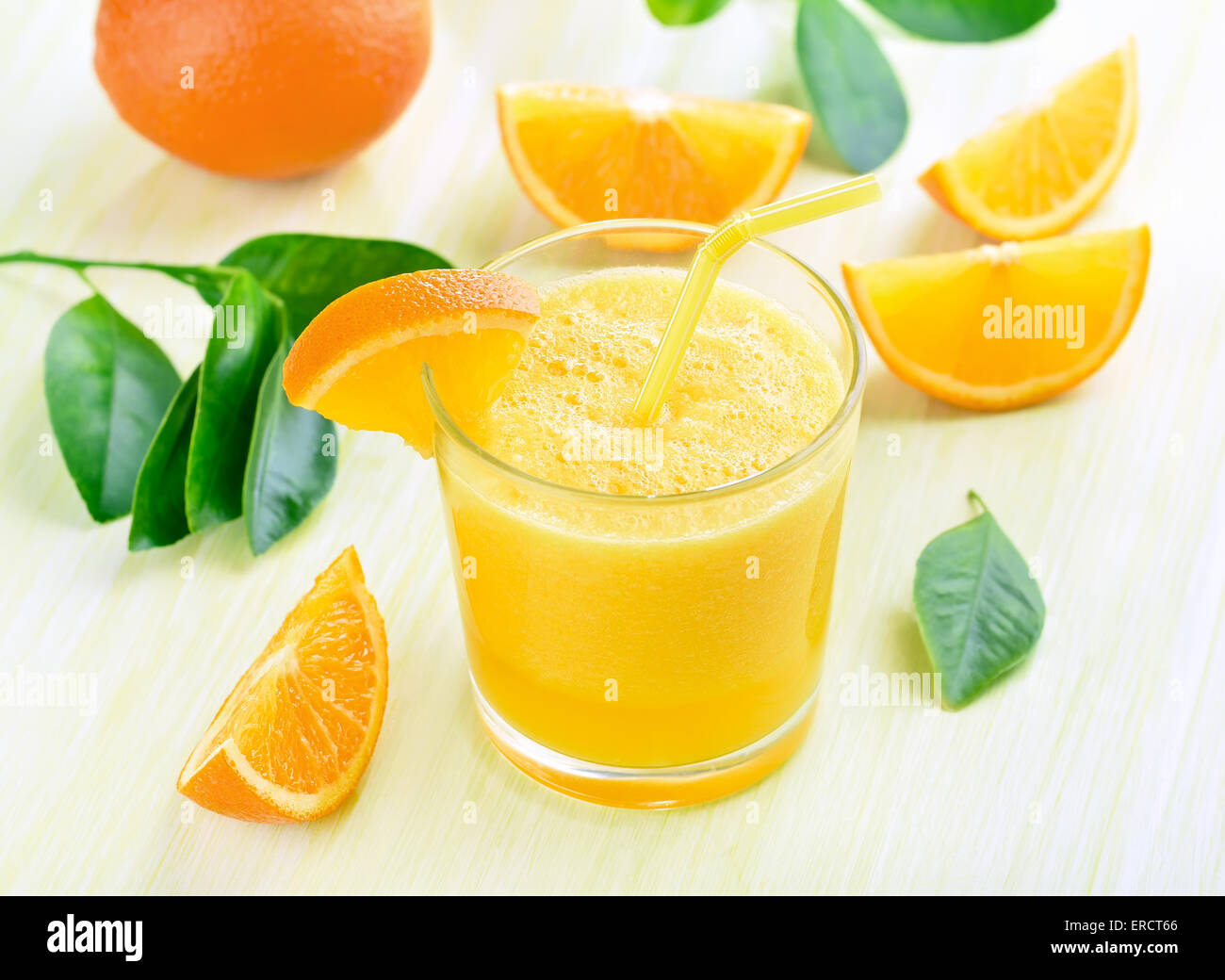 Gesunde Ernährung orange Smoothie und Scheiben Stockfoto