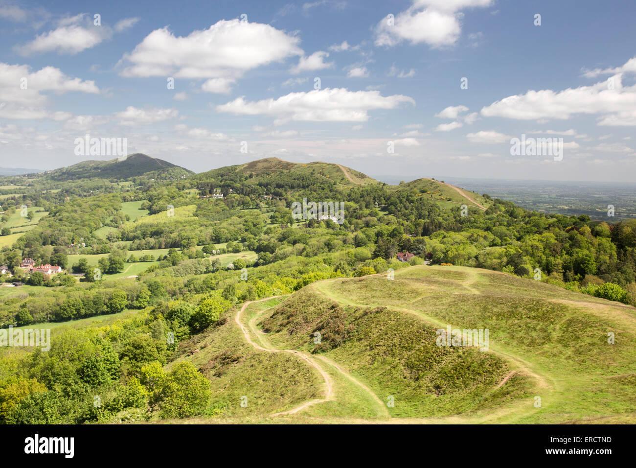 Frühling auf den Malvern Hills, Blick nach Norden in Richtung Worcestershire Beacon, vom britischen Lager, Worcestershire, England. UK Stockfoto