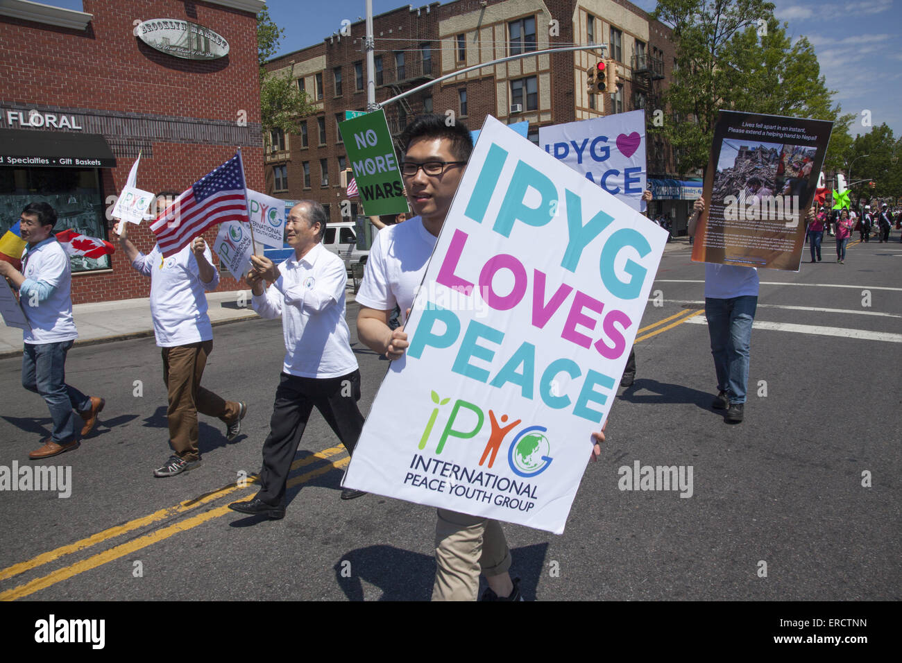 Internationalen Frieden Jugendgruppe März an der Memorial Day Parade in Bay Ridge Brooklyn befürworten "Nie wieder Krieg." Stockfoto