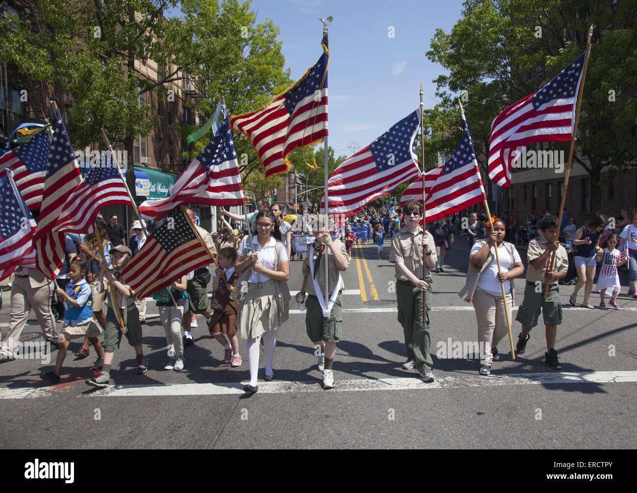 Junge März Pfadfinder und Pfadfinderinnen in der Memorial Day Parade in Bay Ridge Brooklyn stolz tragen amerikanische Flaggen. Stockfoto