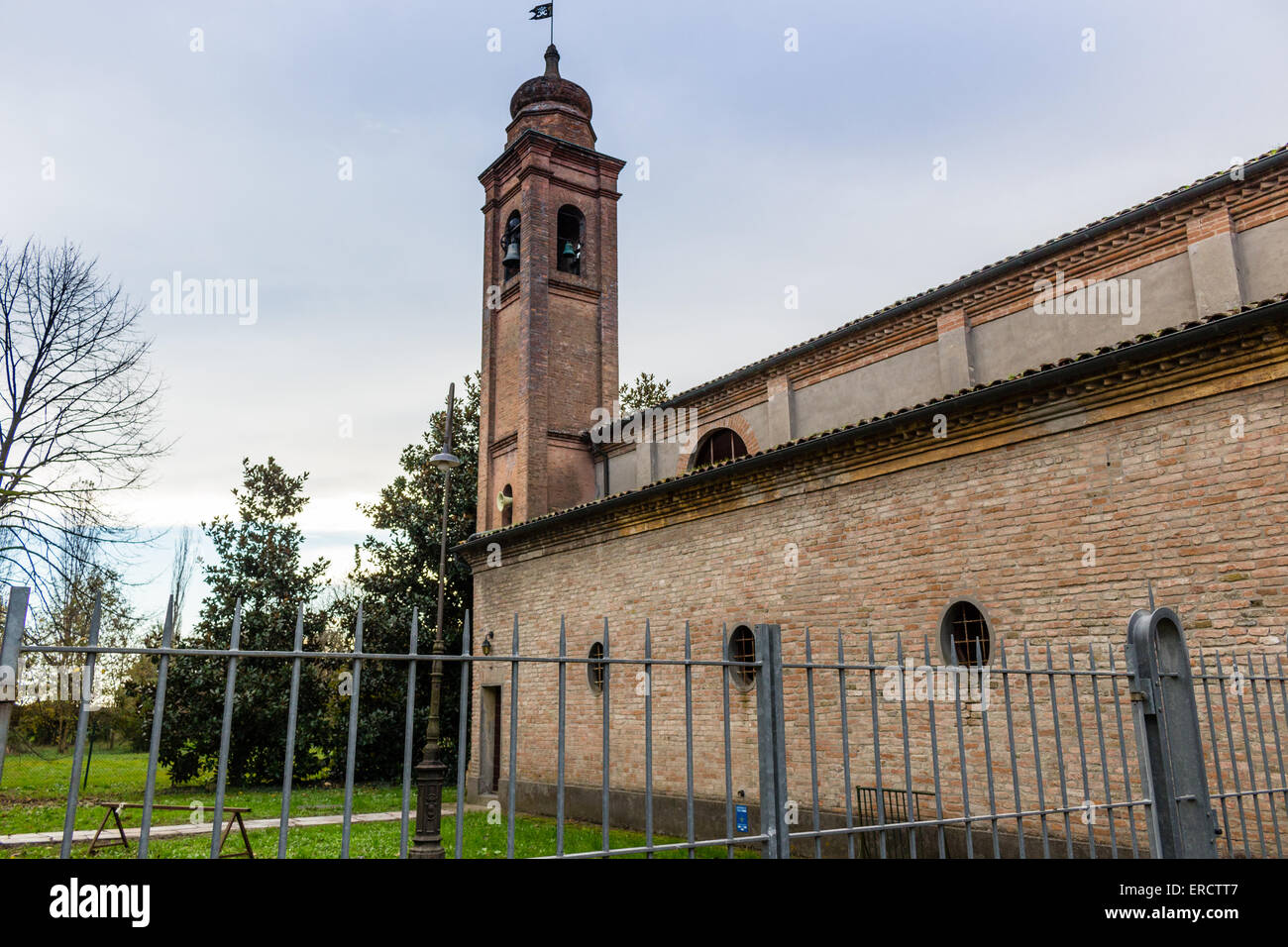 Kirchturm des XVII Jahrhundert, Kirche unserer lieben Frau der Empfängnis im Dorf Belricetto in der Nähe von Ravenna in der Landschaft der Emilia Romagna in Norditalien gewidmet: der Bau begann im Jahre 1686 Stockfoto