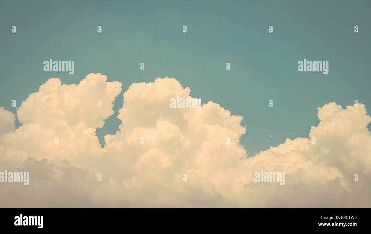 blauer Himmel mit Cumulus-Wolken Stockfoto