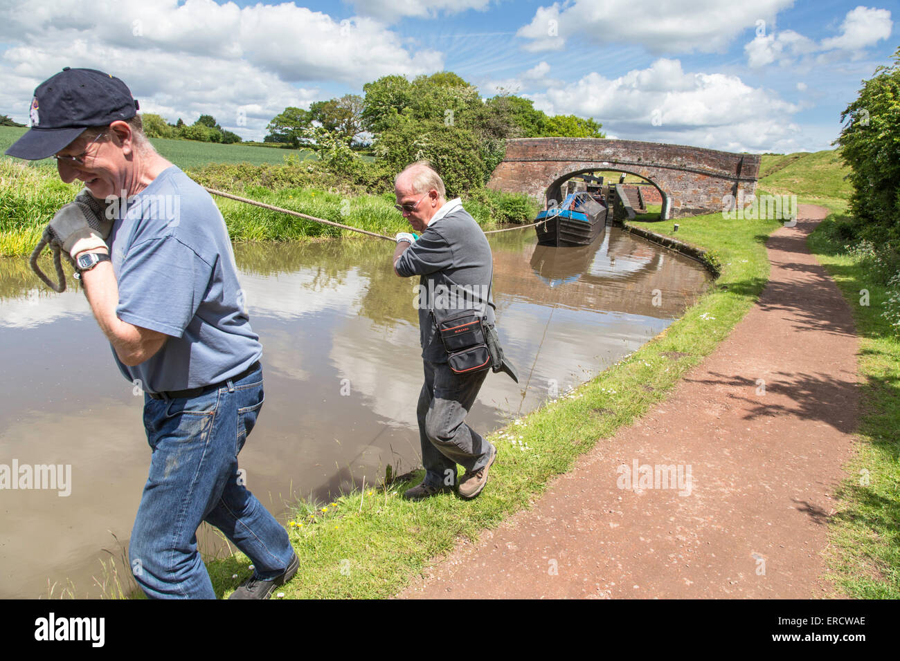 Beugen Sie, schleppen eines traditionellen Narrowboat butty hinunter die Tardebigge Schloss in der Nähe von Bromsgrove, Worcestershire, England, UK Stockfoto