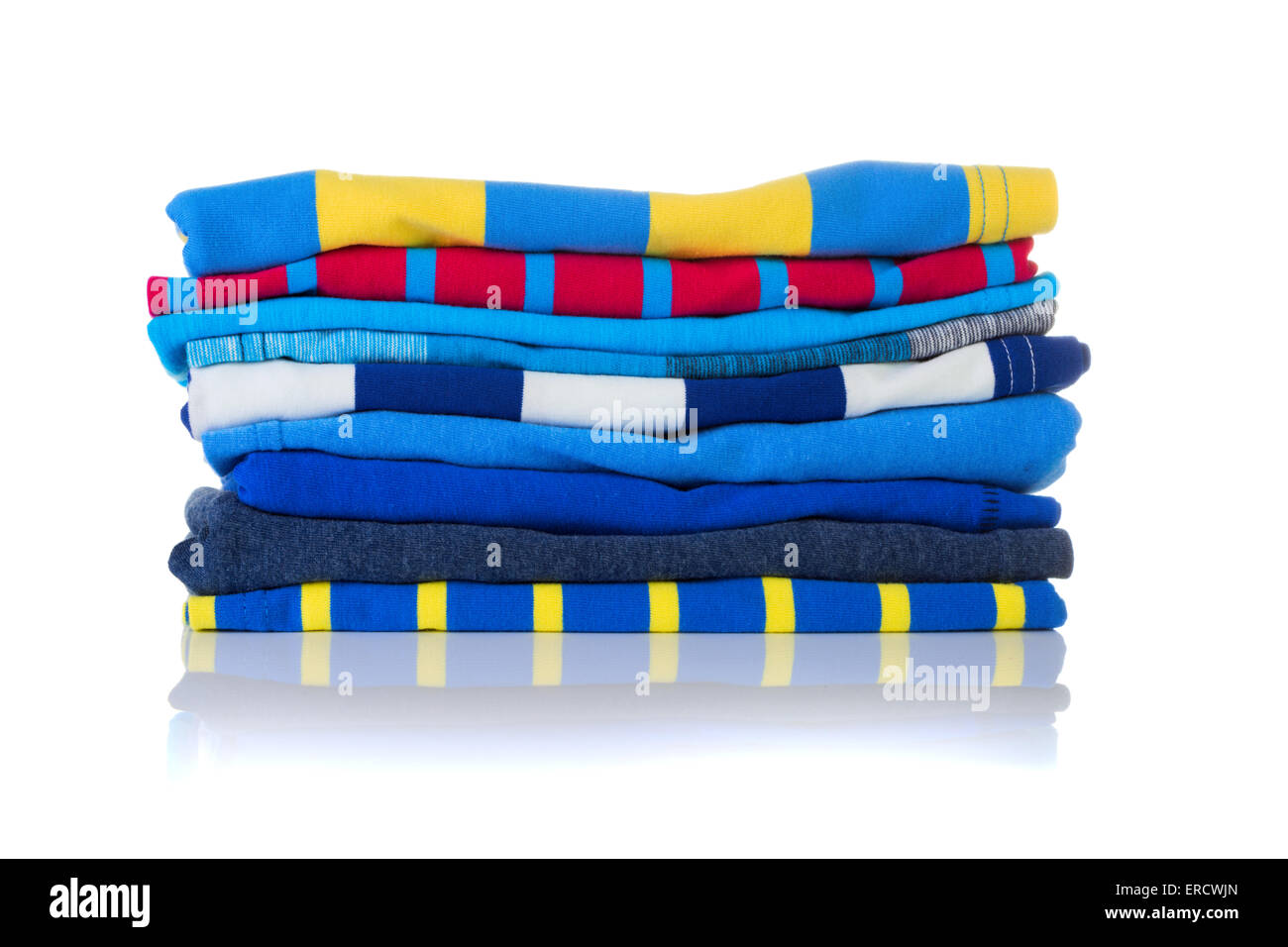 Fein säuberlich gefaltet bunten Sommer Hemden auf weißem Hintergrund Stockfoto