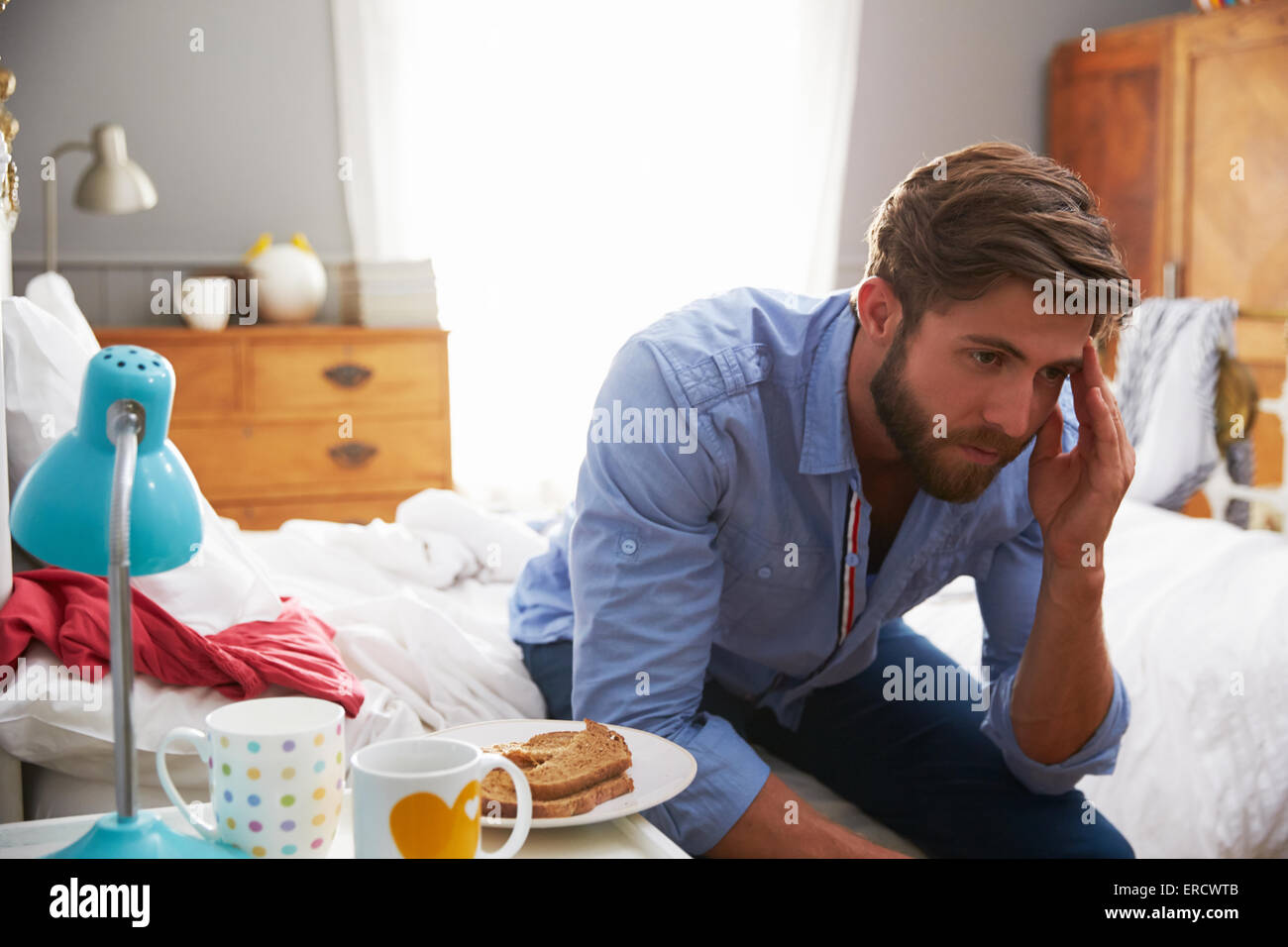 Mann leidet unter Depressionen, sitzen auf der Bettkante Stockfoto