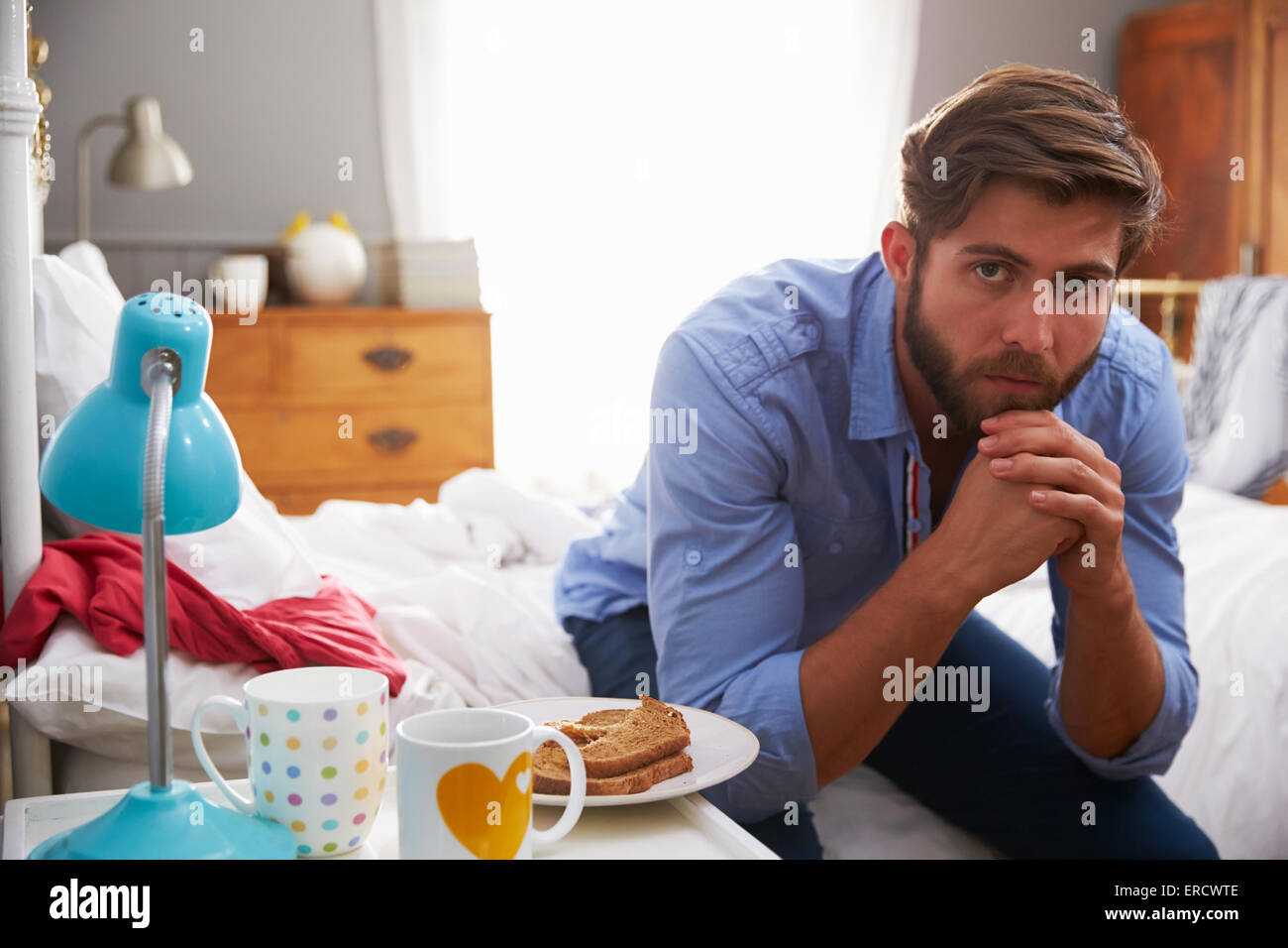 Mann leidet unter Depressionen, sitzen auf der Bettkante Stockfoto