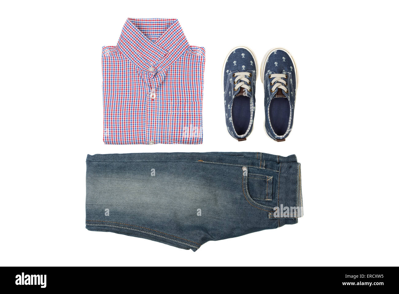 Kindermode - Jeans, Sommershirt und Sneakers auf weißem Hintergrund von oben Stockfoto