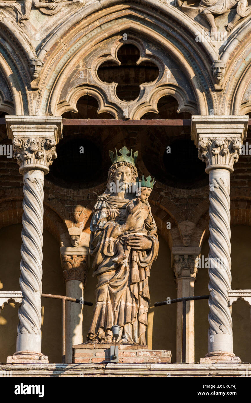Gotische Skulptur der Jungfrau und Kind, Kathedrale Basilica Cattedrale di San Giorgio, Ferrara, Italien Stockfoto