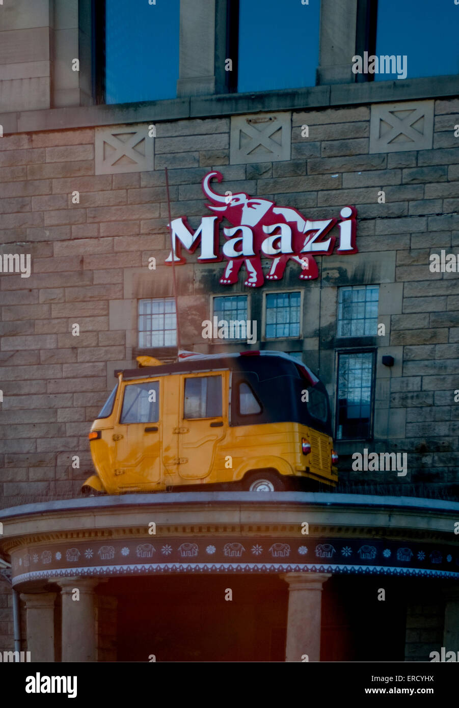 Dokumentarische Bilder von Matlock in Derbyshire zeigt ein Tuk Tuk auf Eingang Maazi Indian Restaurant am Causeway La Stockfoto