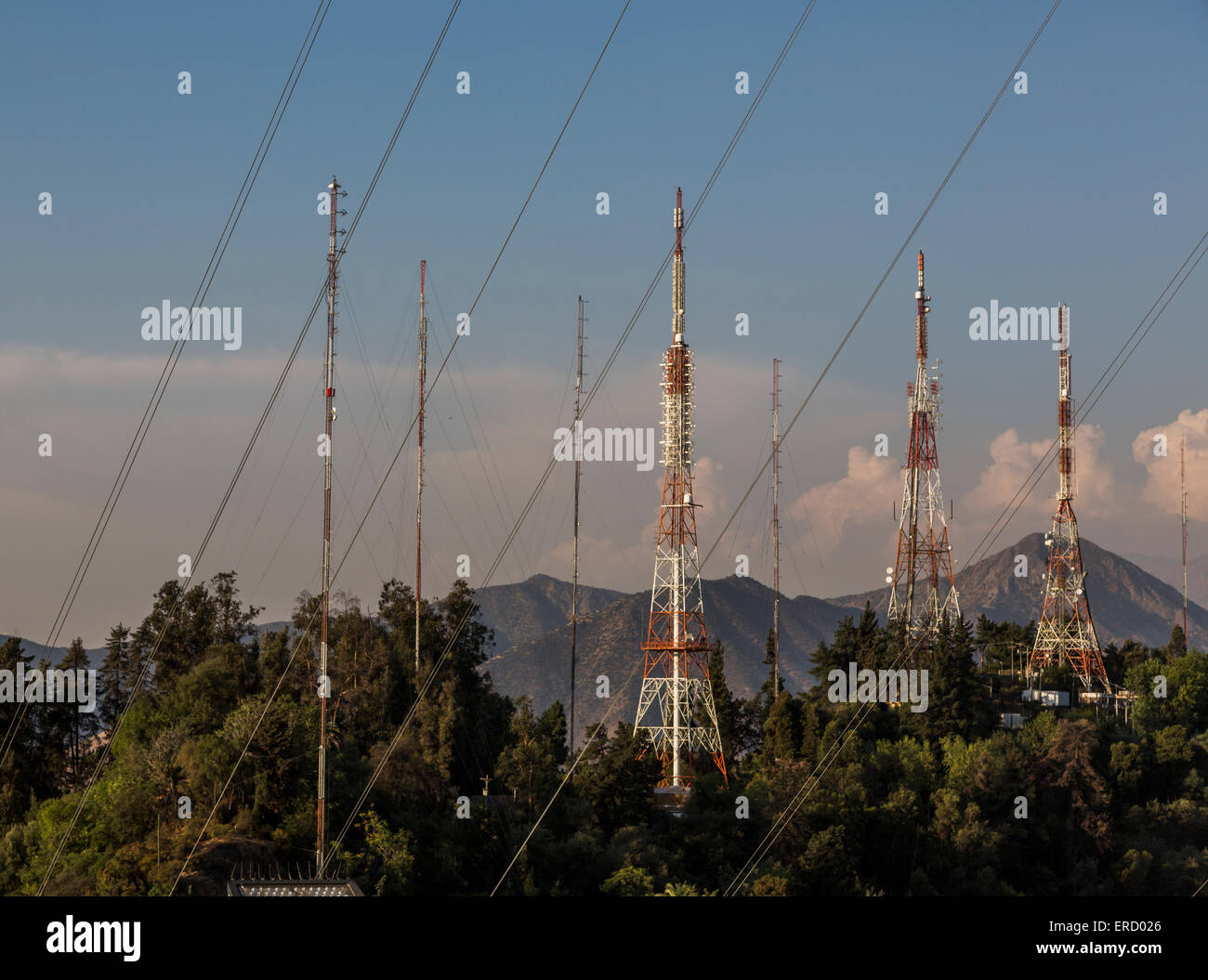 Anzeigen von Antennen und schalten Sie Linien, Santiago, Chile, von Terraza Bellavista, Parque Metropolitano de Santiago Stockfoto