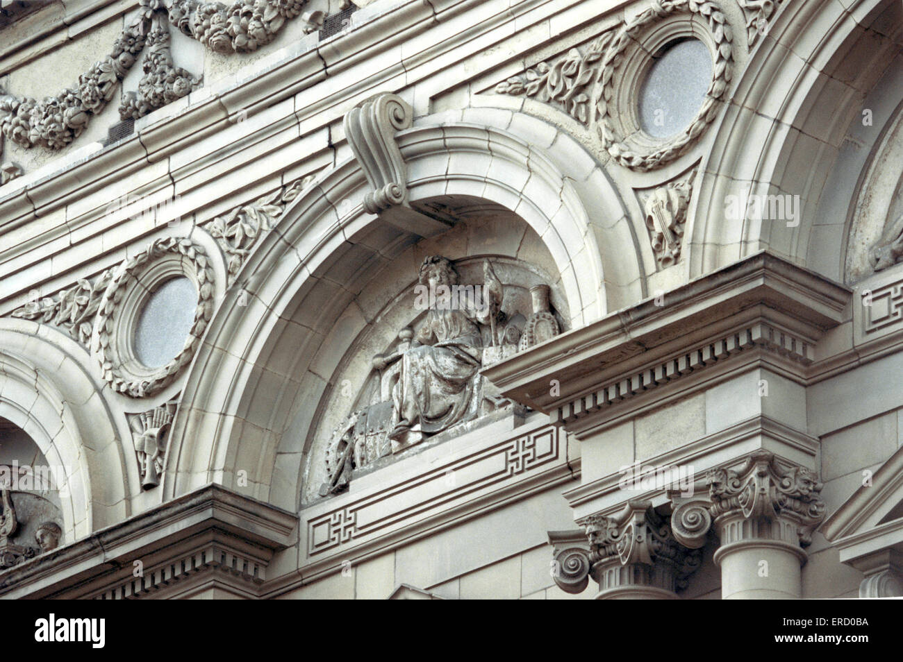 Nahaufnahme des Portikus an der Fassade der Free Trade Hall Gebäude in Peter Street, Manchester. 6. Juli 1994. Stockfoto